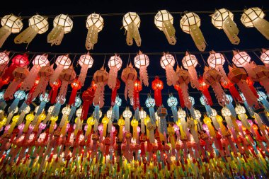 Wat Phra, Lamphunchai, Tayland 'daki Yi peng (ya da Yee peng) festivali sırasında yukarıda asılı duran geleneksel kağıt fenerler..