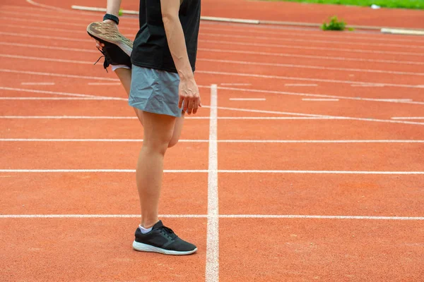 Coup Projectile Recadré Coureuse Qui Étire Réchauffe Les Jambes Avant — Photo