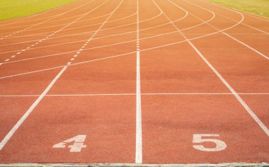 Stadyumdaki koşu ya da atlet pistinin başlangıç noktası. Koşu pisti, atletizm için yapay bir koşu alanıdır..