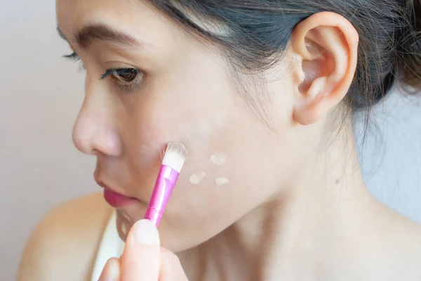 Portrait Asian Woman Applying Concealer Her Face Skin Brush Concealer — Stok Foto