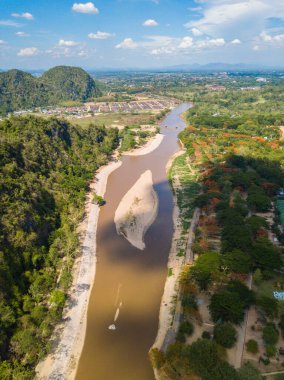 Sıcak mevsimde Kok Nehri 'nin kuru nehir manzarası Chiang Rai sahiline yakın, kayalık kıyı manzaralı bir nehir kıyısı. Mae Khok Nehri, Chiang Rai şehrinden geçen nehirdir..
