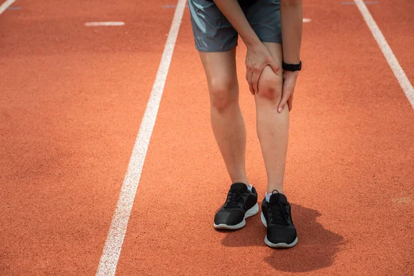 Een Schot Van Een Sportvrouw Die Haar Knie Vasthield Gewond — Stockfoto