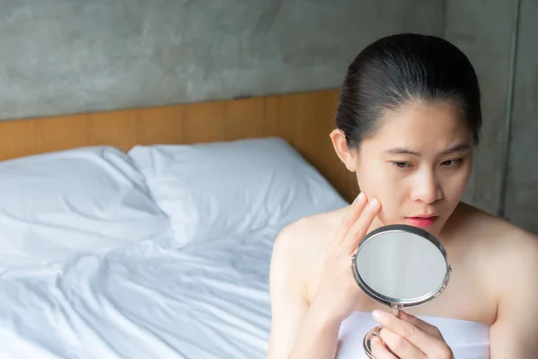 Retrato Mulher Asiática Preocupar Com Rosto Quando Ela Viu Problema — Fotografia de Stock