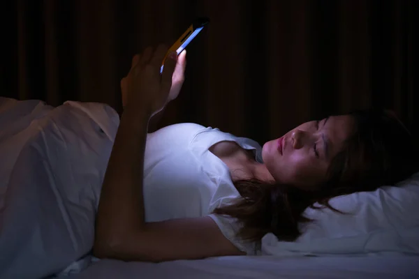 Mulher Viciada Conversando Surfando Internet Com Telefone Inteligente Tarde Noite — Fotografia de Stock