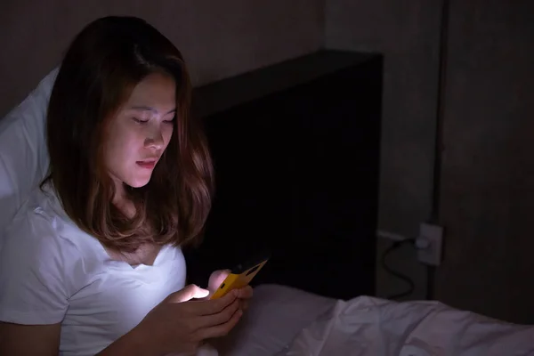 Függő Csevegett Szörfözött Interneten Késő Este Ágyban Álmatlanság Mobil Függőség — Stock Fotó