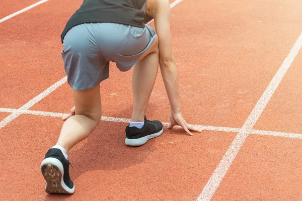 Gehakt Schot Uitzicht Van Atleet Runner Vrouw Startpositie Klaar Voor — Stockfoto