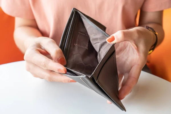 Kadın elinin boş bir cüzdan açması, kötü ekonomik durum. Mutsuz iflas etmiş kadın kavramı.