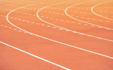 Stadyumdaki koşu pistinde ya da atletizm pistinde kıvrımlı şerit. Koşu pisti, atletizm için yapay bir koşu alanıdır..