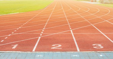 Stadyumdaki koşu ya da atlet pistinin başlangıç noktası. Koşu pisti, atletizm için yapay bir koşu alanıdır..