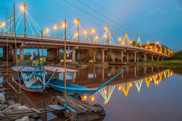 Uzun Kuyruklu Teknenin Alacakaranlık Görüntüsü Mae Fah Luang Köprüsü Kok — Stok fotoğraf