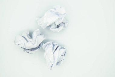 Beyaz arka planda izole edilmiş buruşmuş kağıt top seti. Ofis kavramındaki beyin fırtınasından sonra buruşmuş kağıt..
