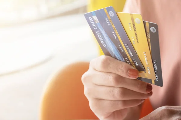 Snímek Ženských Rukou Držících Její Kreditní Karty Držitelům Kreditních Karet — Stock fotografie