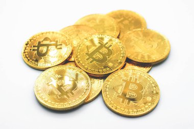 Beyaz arka planda izole edilmiş altın Bitcoin yığını. Bitcoin popüler bir kripto para birimidir (dijital varlıklar), yenilikçi ödeme ağı ve yeni bir tür para.