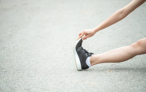 Ausgeschnittene Aufnahme Einer Läuferin Beim Dehnen Und Aufwärmen Ihrer Beine — Stockfoto