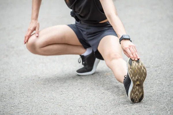 Coup Feu Recadré Vue Coureuse Faisant Étirer Réchauffer Ses Jambes — Photo