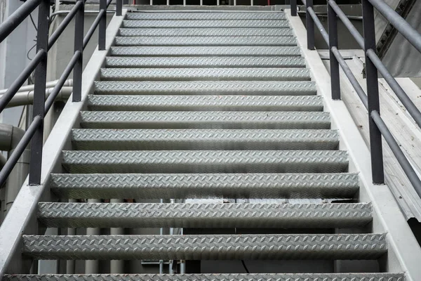 Ofis binasındaki metal merdiven yangından ya da tehlikeli koşullardan kaçmak için kullanılıyor. Acil durum çıkışları binalar, uçaklar vs. gibi birçok yerde bulunabilir..