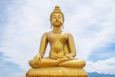 Chiang Saen stilinde altın Buda Phutthamonthon 'da (Budist parkı) Chiang Rai antik şehrinin 750. yıldönümü için inşa edilir.. 