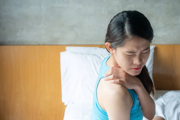 Retrato Jovem Mulher Asiática Com Dor Ombro Ela Tentando Esticar — Fotografia de Stock
