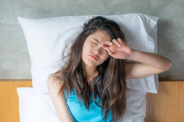 Retrato Una Joven Asiática Sintiéndose Somnolienta Cansada Después Una Noche — Foto de Stock