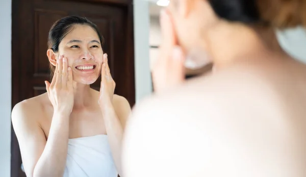 Wanita Asia Tersenyum Cermin Sambil Mengenakan Pembersih Wajah Untuk Mencuci — Stok Foto