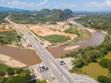 Tayland 'ın Chiang Rai ilinin Doi Hang ilçesindeki Kok Nehri' ni geçmek için inşa edilen yeni köprünün güzel hava manzarası. İnsansız hava aracından doğanın güzel manzarası.  