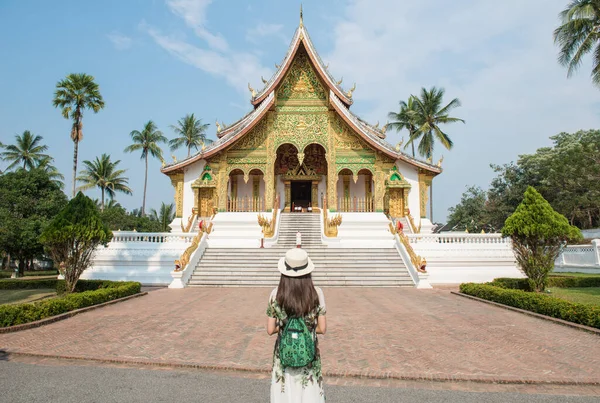 Vue Arrière Une Touriste Regardant Vers Haw Pha Bang Monument — Photo