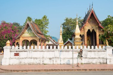 Luang Prabang 'ın en popüler tapınaklarından biri olan Wat Sensoukaram' ı ziyaret eden Asyalı bir turist. Laos..