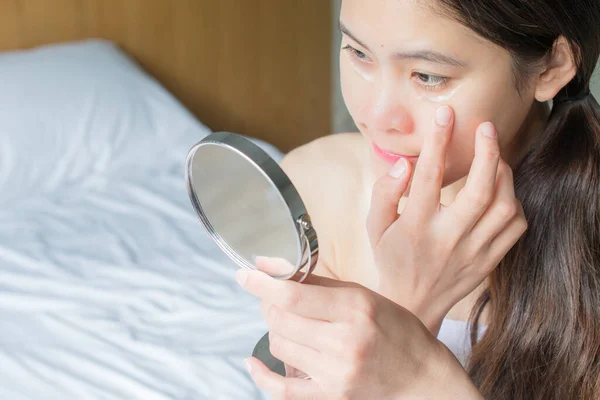 Porträtt Asiatisk Kvinna Tittar Spegeln Och Tillämpa Aging Kräm Henne — Stockfoto