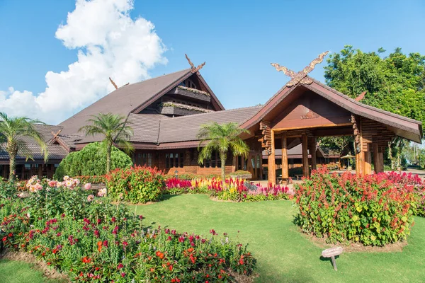 Chiang Rai 'deki Doi Tung Kraliyet Konağı, HRH Prensesi Srinagarindra' nın eski ikametgahıydı. Villa, İsviçre dağ evi ve Lanna tarzını birleştirir..