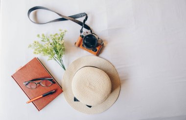 Yataktaki seyahat ekipmanları seti, yolculuk için hazırlan. Seyahat ve tatil geçmişi soyut.
