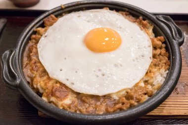 Japon yemeklerini kapatın, peynirli körili peynirli pilav ve üstüne de kızarmış yumurta..