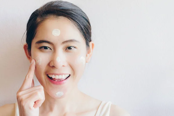 Portrait Asian Woman Marking Applying Cream Concealer Her Facial Skin — Stok Foto