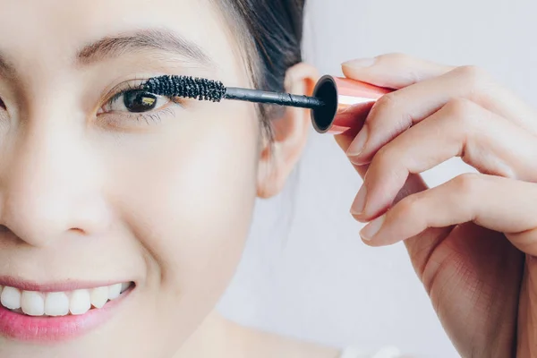 Närbild Ung Asiatisk Kvinna Som Applicerar Svart Mascara Sina Ögonfransar — Stockfoto