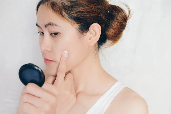 Porträtt Ung Asiatisk Kvinna Som Applicerar Fuktighetskräm Ansiktet Begreppet Skönhet — Stockfoto