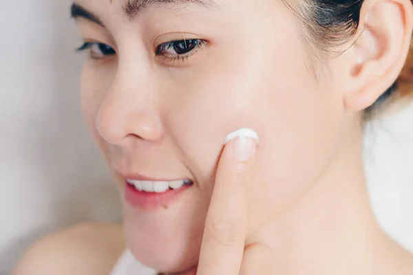 Närbild Ung Asiatisk Kvinna Som Applicerar Fuktighetskräm Ansiktet Begreppet Skönhet — Stockfoto