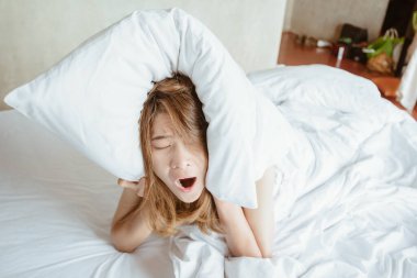Sabahın erken saatlerinde uyandıktan sonra esneyen uykulu kadının portresi. Sabah uyandıktan sonra uykusuz kadın yaşam tarzı.