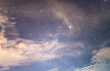 Parlak yıldızlarla dolu güzel bir gece göğü, doğal astronomi arka planı..