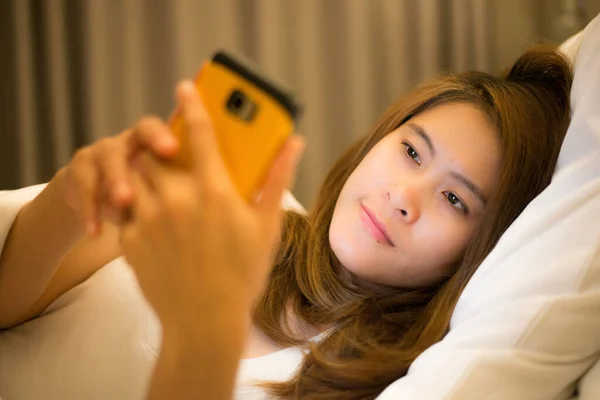 Сонная Женщина Лежит Кровати Использует Смартфон Поздно Ночью Концепция Зависимости — стоковое фото