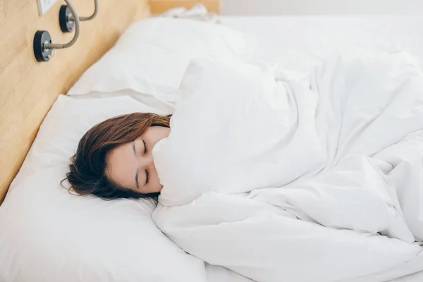 Retrato Jovem Mulher Asiática Dormindo Cama Tempo Cama Com Confortável — Fotografia de Stock