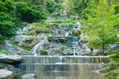 Mae Pool (veya Mae Phun) şelaleleri Tayland 'ın kuzeyinde yer alan Uttaradit' in en ünlü turistik merkezlerinden biridir..