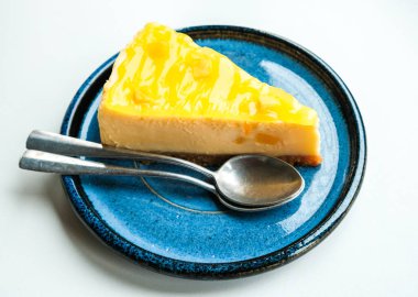 İzole edilmiş beyaz masada ev yapımı ananaslı peynirli kek..