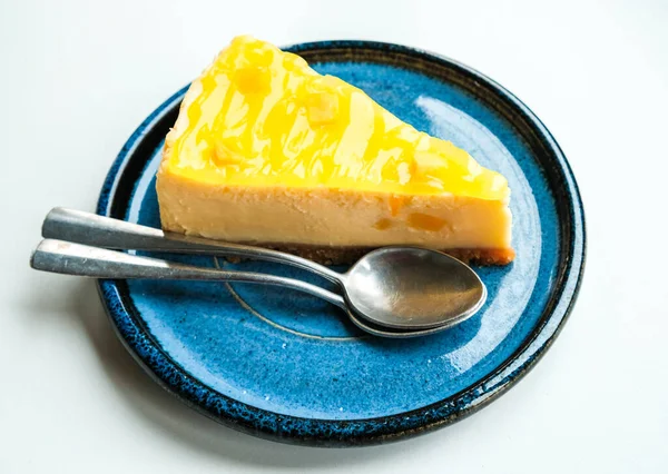 İzole edilmiş beyaz masada ev yapımı ananaslı peynirli kek..