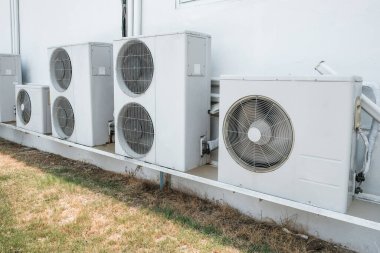 Endüstri duvarının dışındaki hava kompresörleri. Fabrikaya hava kompresörleri yerleştirildi. Hava kompresörleri havayı bir konteynıra sıkıştırarak ve basınç uygulayarak çalışır..