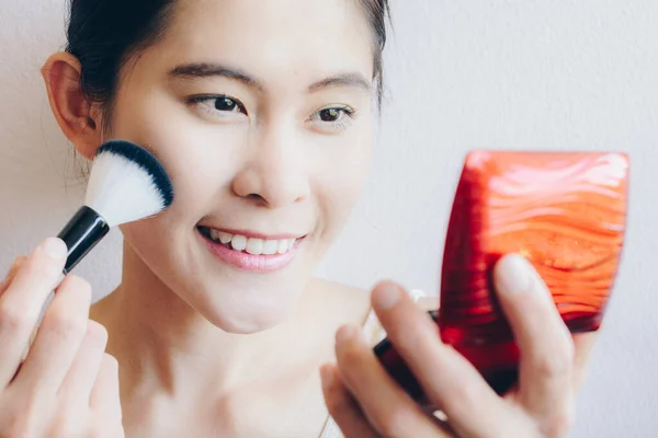 Porträtt Asiatisk Kvinna Med Sminkborste Puderborste Hennes Ansiktshud När Kosmetika — Stockfoto