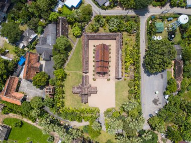 Wat Inthrawat tapınağının yüksek açılı üst manzarası Tayland 'ın kuzeyindeki Chiang Mai' de klasik Lanna tarzı mimarinin en iyi örneklerinden biridir..