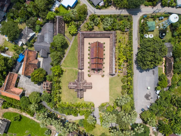 Wat Inthrawat tapınağının yüksek açılı üst manzarası Tayland 'ın kuzeyindeki Chiang Mai' de klasik Lanna tarzı mimarinin en iyi örneklerinden biridir..