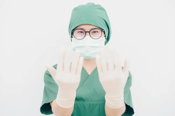 亚洲护士的画像在医院手术室举起双手 戴着橡胶手套 准备好做手术了 — 图库照片