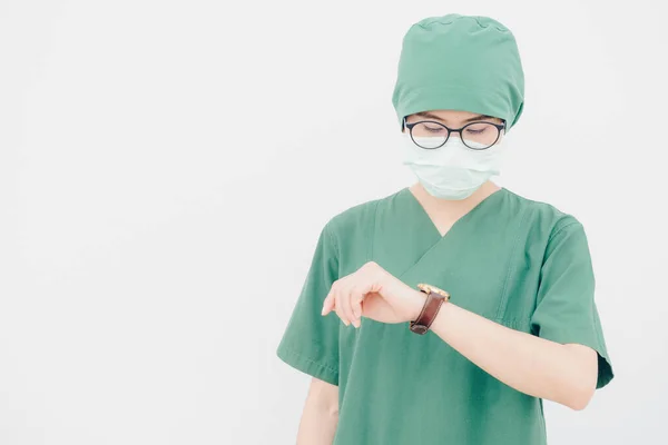 身穿外科制服 看着手表 等待外科手术的年轻亚洲护士的画像 — 图库照片