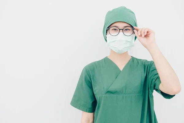 身穿外科制服的年轻亚洲护士的肖像 戴着外科口罩以防止吸入空气中的细菌或病毒感染 — 图库照片