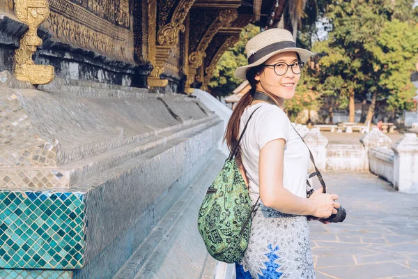 Retrato Turista Asiático Visitando Wat Xieng Thong Templo Icônico Luang — Fotografia de Stock